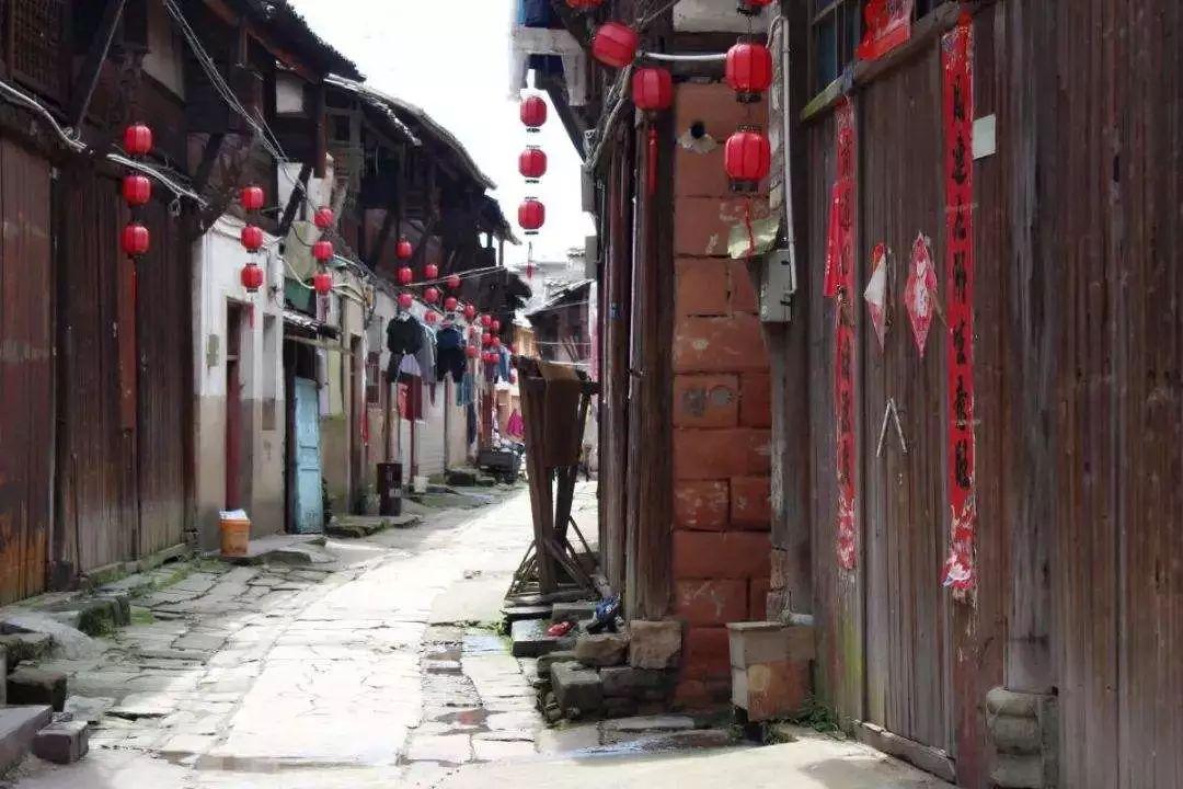 女儿上游泳课憋尿，浮板勒着小腹，憋不住怎么办？